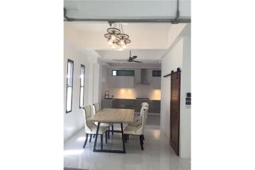 For rent new renovated townhouse 4 bedrooms fully furnished in Sukhumvit 27 BTS Asoke