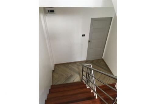 For rent new renovated townhouse 4 bedrooms fully furnished in Sukhumvit 27 BTS Asoke