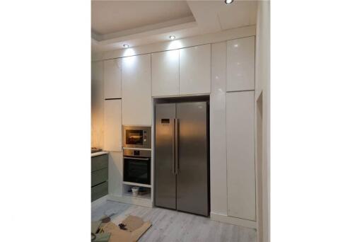 For rent new renovated townhouse 4 bedrooms fully furnished in Sukhumvit 27 BTS Asoke
