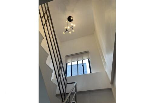 For rent new renovated townhouse 4 bedrooms fully furnished in Sukhumvit 27 BTS Asoke