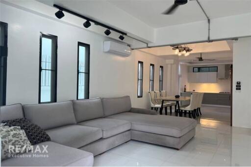 For rent new renovated townhouse 4 bedrooms fully furnished in Sukhumvit 27 BTS Asoke