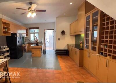 For sale pet friendly available townhouse 4 bedrooms in Sukhumvit 63