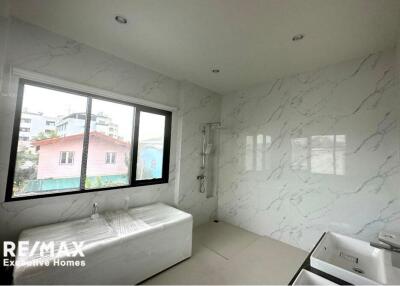 For rent brand new house 3 bedrooms with swimming pool in Sukhumvit 71.