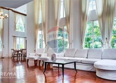 For rent townhouse 4 bedrooms in private compound Sukhumvit 55 ( Thong-Lor )