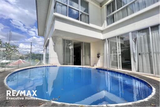 Pet-friendly townhouse 4 bedrooms with share pool in secure compound Soi Soonvijai.