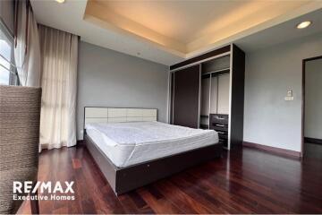 Pet-friendly townhouse 4 bedrooms with share pool in secure compound Soi Soonvijai.