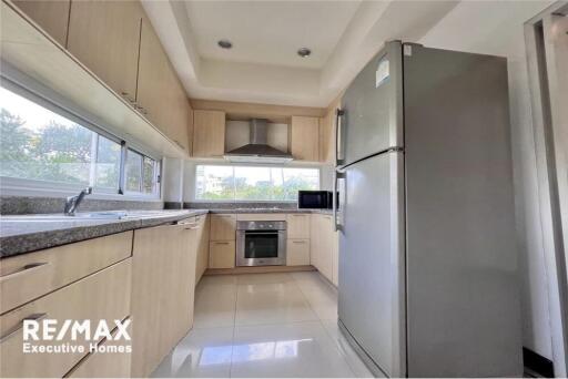 Pet-friendly townhouse 4 bedrooms with share pool in secure compound Soi Soonvijai.