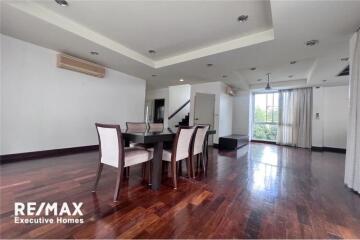 Pet-friendly townhouse 4 bedrooms with share pool in secure compound Soi Soonvijai.