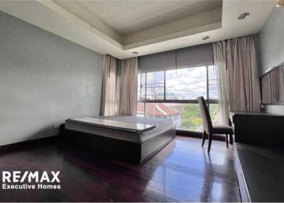 Pet-friendly townhouse 4 bedrooms with share pool in secure compound Soi Soonvijai.