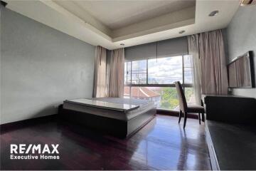 Pet-friendly townhouse 4 bedrooms with share pool in secure compound Soi Soonvijai.