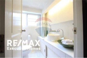 For Sale with Tenant Townhouse 2 Bedrooms 200 Sqm. Special Price.