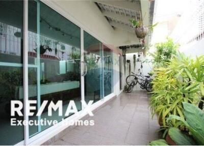 For Sale with Tenant Townhouse 2 Bedrooms 200 Sqm. Special Price.