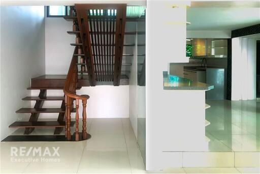 For sale Townhouse 2 bedroom, 3 Bathroom, Suanplu, with 2 yrs contract tenant.