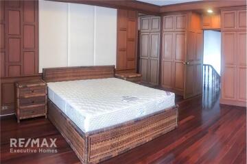 For sale Townhouse 2 bedroom, 3 Bathroom, Suanplu, with 2 yrs contract tenant.