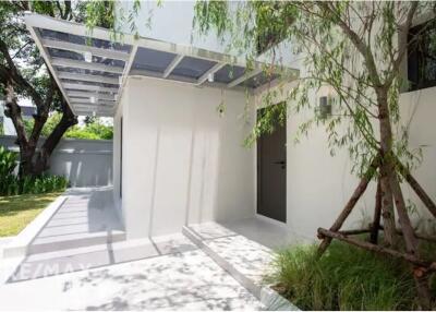 Private Corner House with Designer Elegance Near Ekkamai