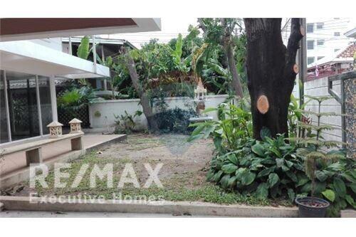 single house for rent,garden,greenery,4bed,in Sukhumvit 71.BTS Phrakanong.