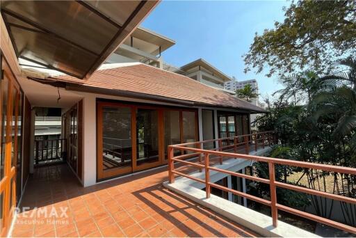 Spacious Detached House for Rent: Prime Location Near BTS Phrom Phong