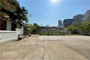 Spacious Detached House for Rent: Prime Location Near BTS Phrom Phong