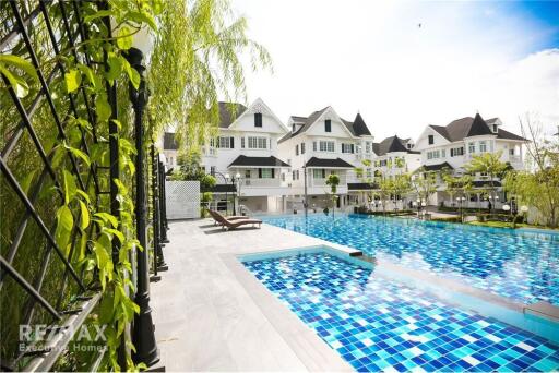 Luxurious 3-Story Detached House with Pool in Prime Bang Na Location!