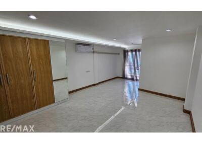 For Rent : Home office 4 storeys + 6 bedrooms in Sukhumvit 101/1