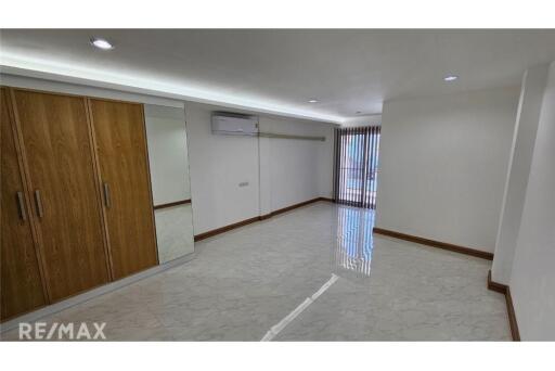 For Rent : Home office 4 storeys + 6 bedrooms in Sukhumvit 101/1