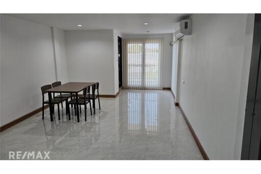 For Rent : Home office 4 storeys + 6 bedrooms in Sukhumvit 101/1