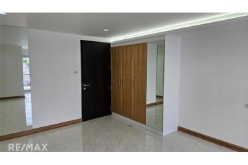 For Rent : Home office 4 storeys + 6 bedrooms in Sukhumvit 101/1