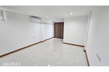 For Rent :  Newly Renovated 4-Storey Townhouse in Sukhumvit 101/1