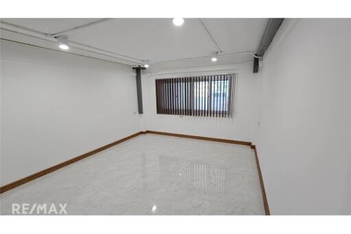 For Rent :  Newly Renovated 4-Storey Townhouse in Sukhumvit 101/1