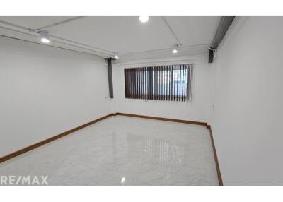 For Rent :  Newly Renovated 4-Storey Townhouse in Sukhumvit 101/1