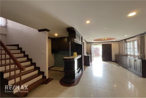 Spacious 4BR Family Home in Sukhumvit 71 Compound - For Rent