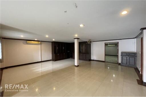 Spacious 4BR Family Home in Sukhumvit 71 Compound - For Rent