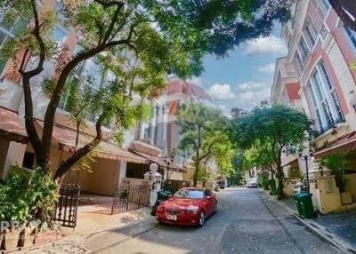 Best price you ever seen need to renovation 4-Bedroom Townhouse for Sale in Baan Klang Krung Thonglor