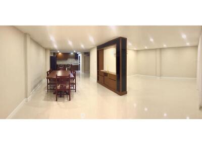 Renovated 3BR Townhouse in Sukhumvit 63: Ideal for Home Office