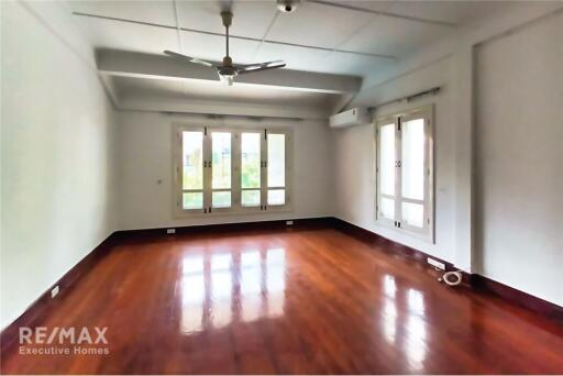 Luxurious 4-Bedroom Detached House with Pool near BTS Phrom Phong