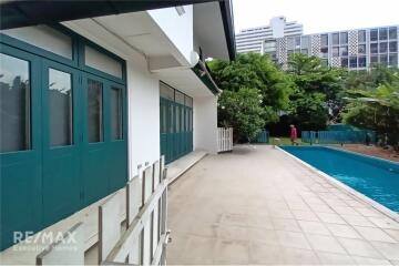 Luxurious 4-Bedroom Detached House with Pool near BTS Phrom Phong