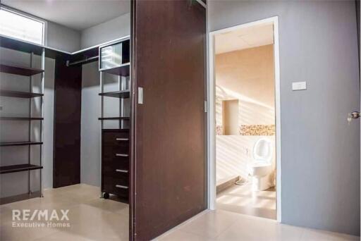 For Sale : House 3 Bedrooms in Sukhumvit, Thonglor  Close to Samitivej Hospital