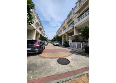 For Rent : Spacious 3BR + Study Townhouse in On-Nut Compound - Near BTS & Expressway