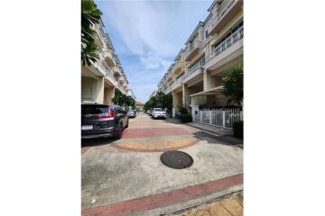 For Rent : Spacious 3BR + Study Townhouse in On-Nut Compound - Near BTS & Expressway