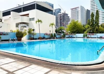 Pet-Friendly 5BR Townhouse in Sathorn Secure Compound - Near BTS St. Louis