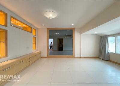 For Rent Minimalist 4BR Townhouse in Thonglor - Ideal for Home Office