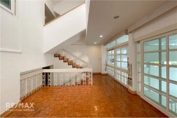 For Rent Minimalist 4BR Townhouse in Thonglor - Ideal for Home Office