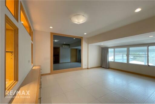 For Rent Minimalist 4BR Townhouse in Thonglor - Ideal for Home Office