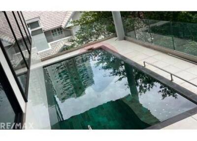 Detached Shophouse with Pool for Rent in Thonglor