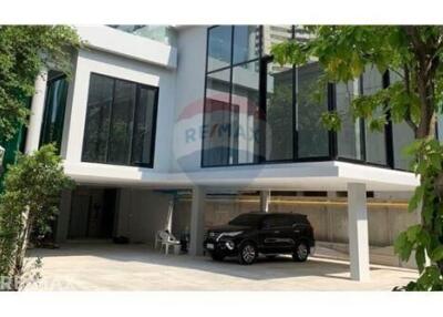 Detached Shophouse with Pool for Rent in Thonglor