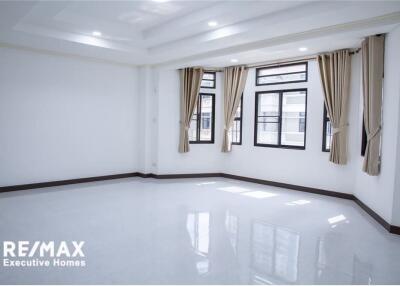 Renovated Townhouse 4 Beds Closed to BTS Asoke