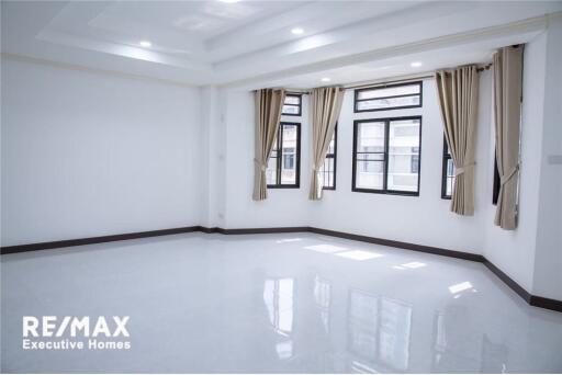 Renovated Townhouse 4 Beds Closed to BTS Asoke