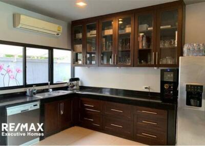 HOUSE WITH SWIMING POOL 4 BEDS SUKHUMVIT FOR SALE