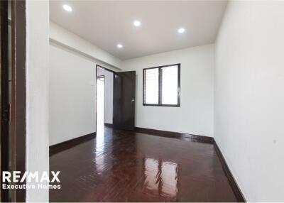 Townhome-Home Office 4 Stories, 7 Beds For Sale  Ekamai Close to Donki Mall