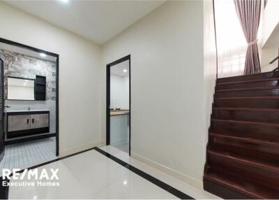 Townhome-Home Office 4 Stories, 7 Beds For Sale  Ekamai Close to Donki Mall